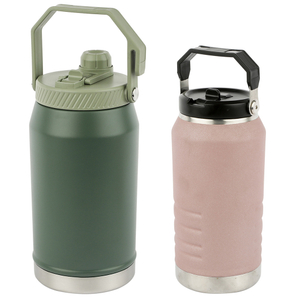 زجاجة ماء الجليد في ستانلي معاد تدويرها من القشور.