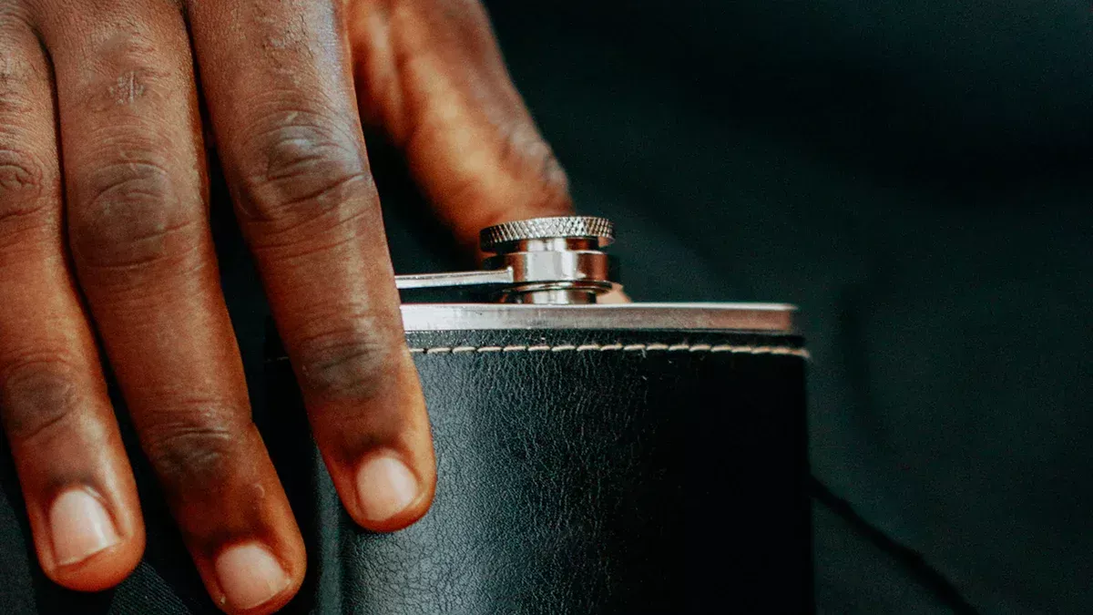 ما هو قارورة الورك غير القابل للصدأ